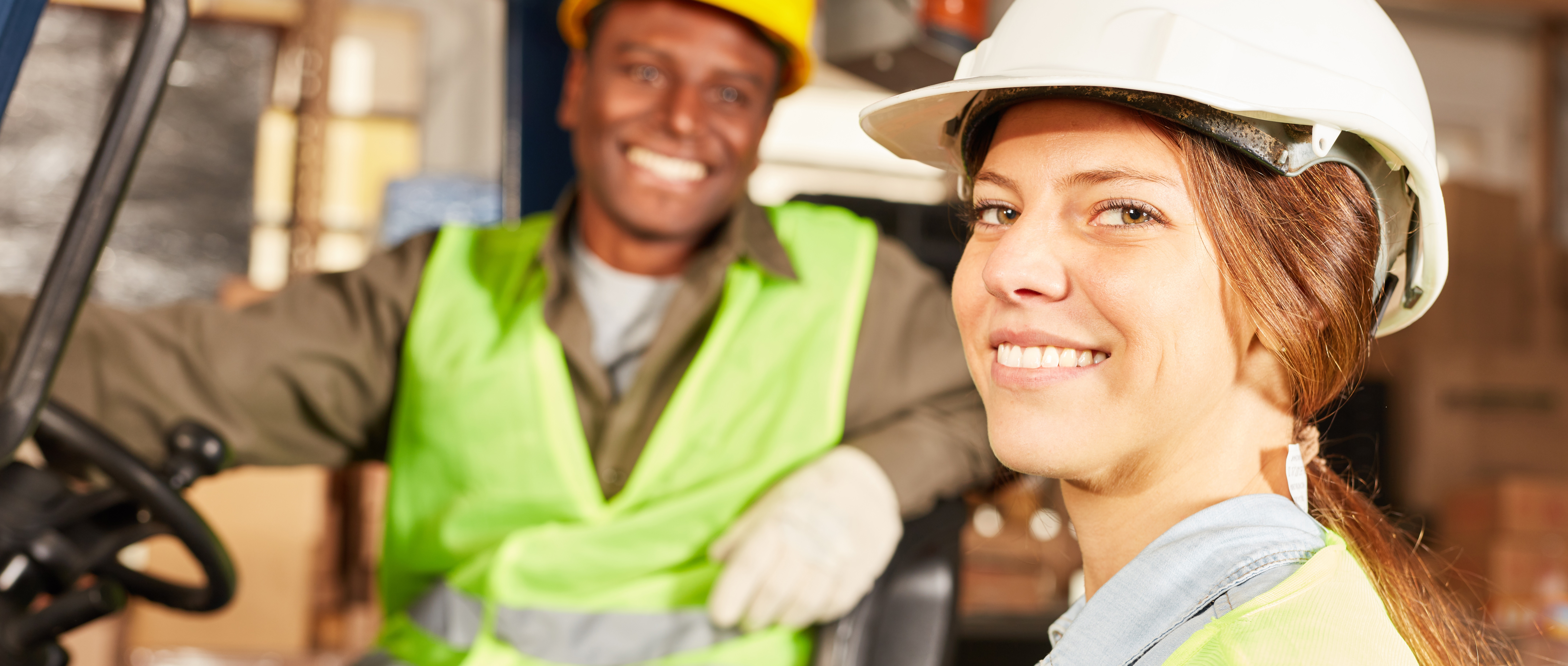 twee collega's in de logistiek