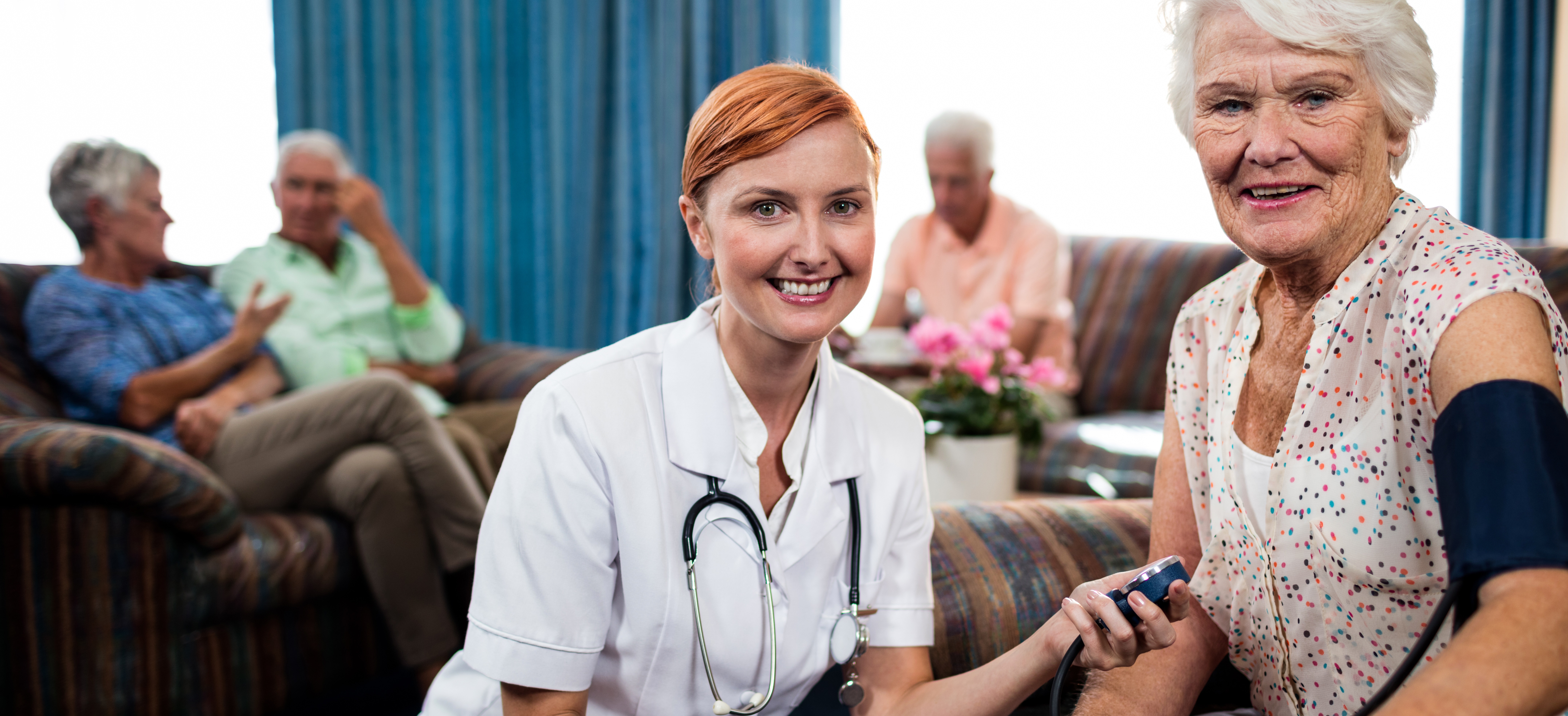 vrouw en patient in ouderenzorg