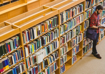 man in bibliotheek