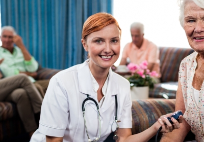 vrouw en patient in ouderenzorg