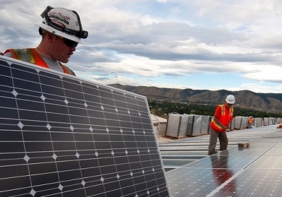 mannen installeren zonnepanelen