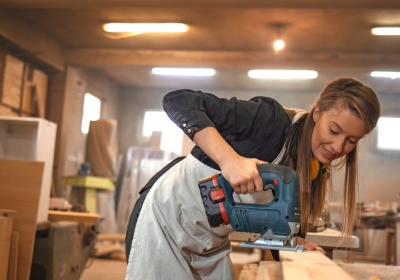 vrouw werkzaam in de bouw